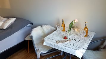 Basic Studio | In-room dining