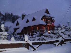 واجهة المنشأة - في المساء/الليل