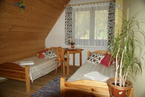 أغطية فراش متميزة وخزنة داخل الغرفة وبديكورات فريدة لكل غرفة