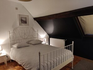 Desk, rollaway beds, free WiFi