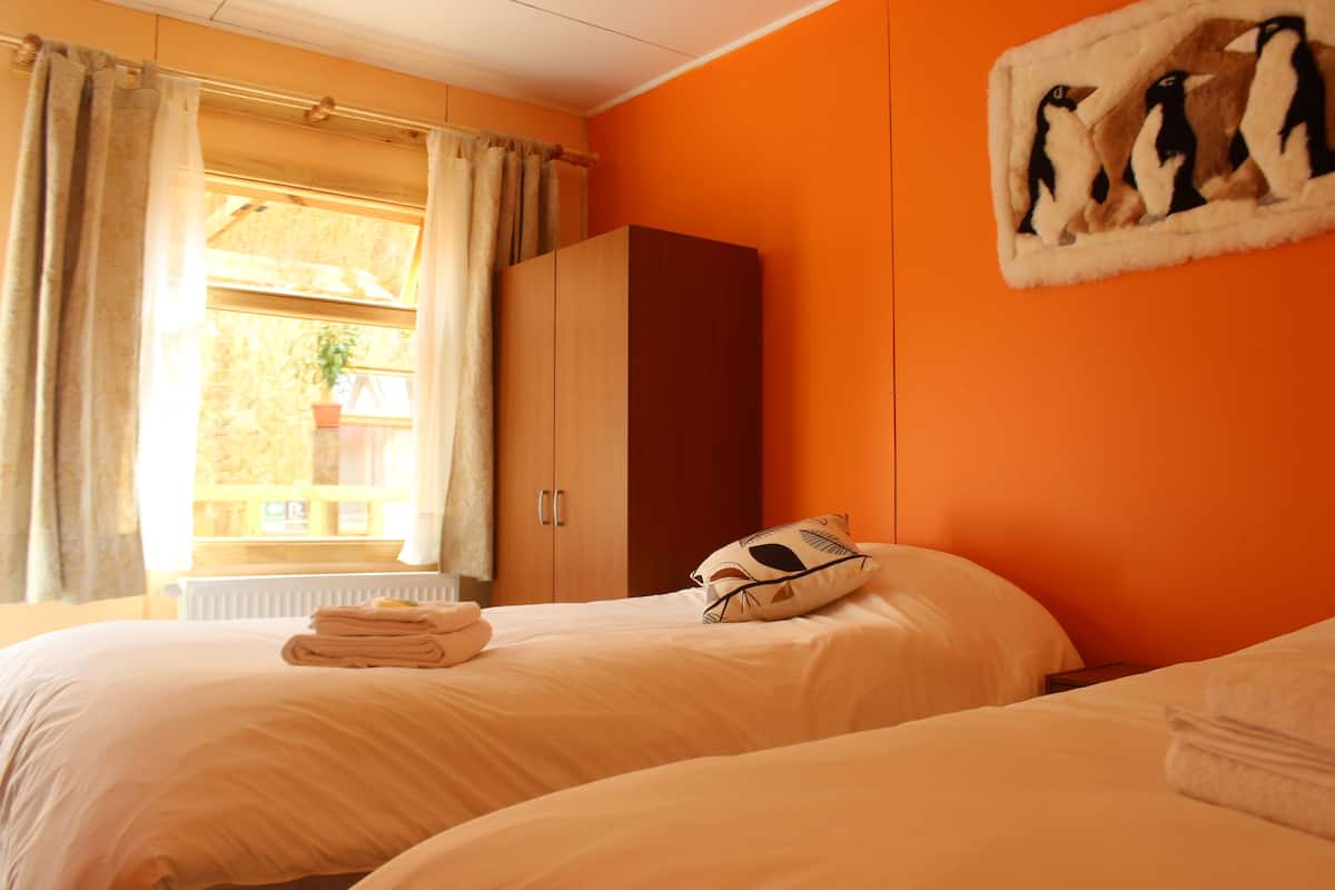 Standaard Twin kamer, 2 eenpersoonsbedden, privébadkamer | Geluiddichte muren, gratis wifi, beddengoed