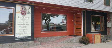 Vista frontal de la propiedad