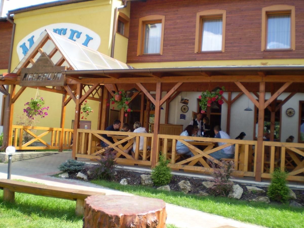 Un edificio in legno con un portico coperto e un'insegna con la scritta 