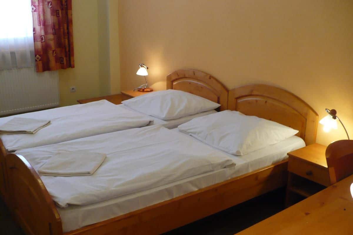 Suite, 2 slaapkamers, uitzicht op bergen | Een kluis op de kamer, een bureau, geluiddichte muren