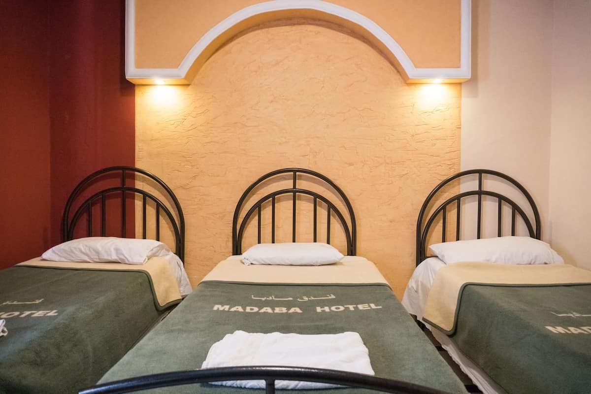 Driepersoonskamer, privébadkamer | Een bureau, een strijkplank/strijkijzer, gratis wifi