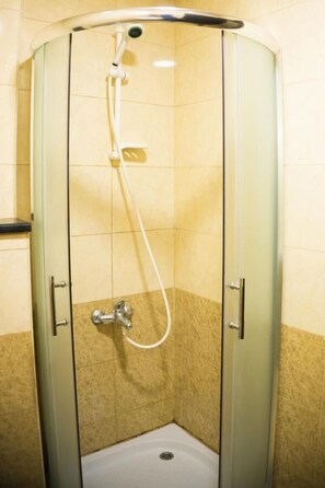 Bathroom shower - Madaba Hotel (Madaba)