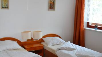 Kamar Double atau Twin, balkon | 1 kamar tidur, meja kerja, dan setrika/meja setrika