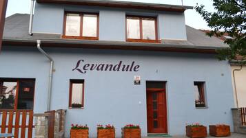 Pintu masuk properti