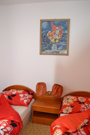Habitación con 1 cama matrimonial o 2 individuales, balcón | 1 habitación, escritorio y tabla de planchar con plancha 