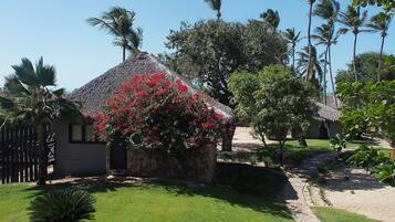 Luxury Villa, 1 King Bed, Balcony, Partial Sea View | Garden