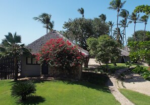 Villa Luxe, 1 très grand lit, balcon, vue partielle sur la mer | Jardin