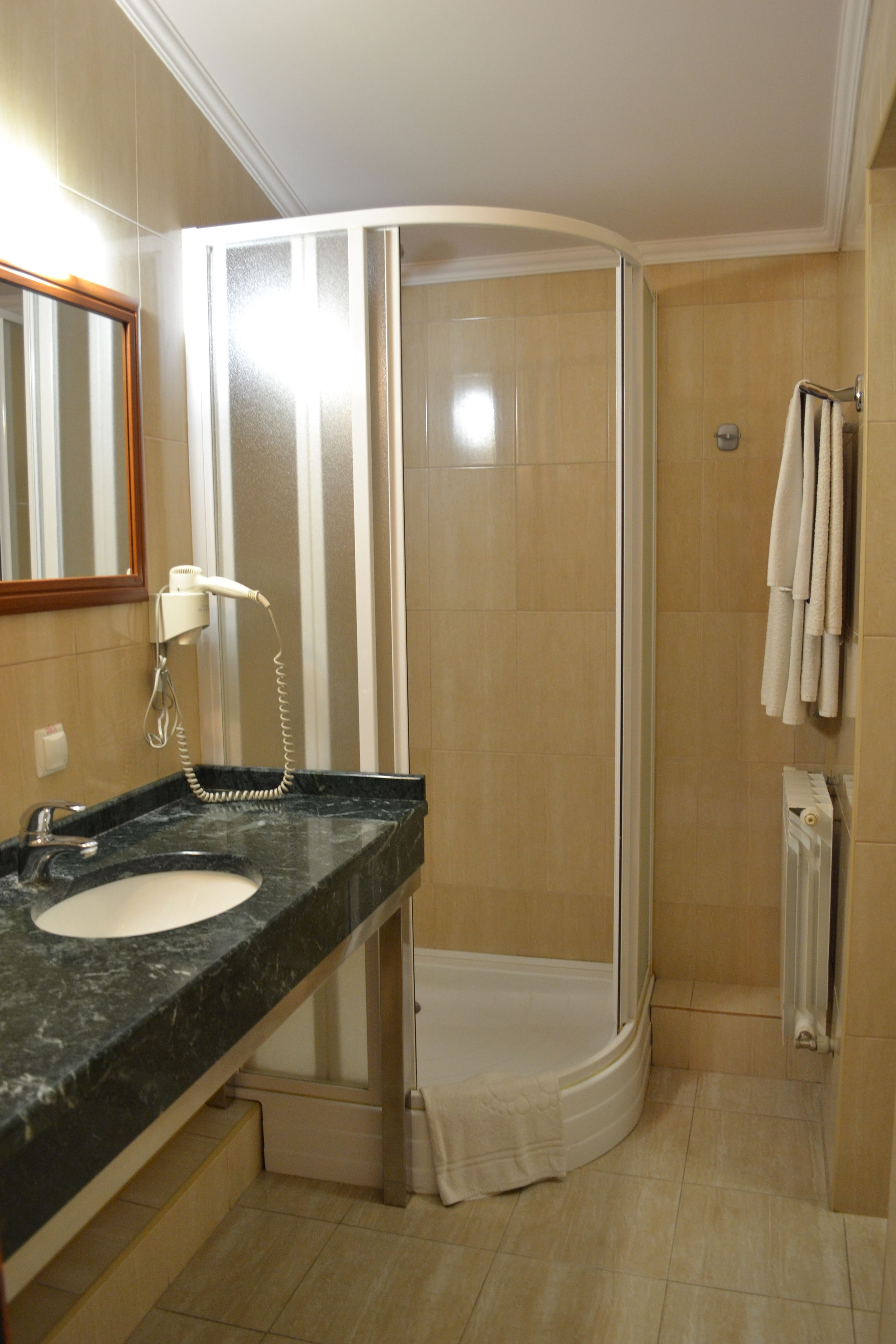 Habitación doble estándar | Baño | Amenidades de baño gratuitas, secadora de cabello, batas, pantuflas 