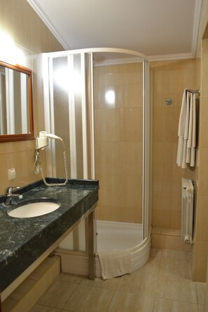 Standard Double Room | Bathroom | Free toiletries, hair dryer, bathrobes, slippers - Hotel Strike (Vinnytsia)