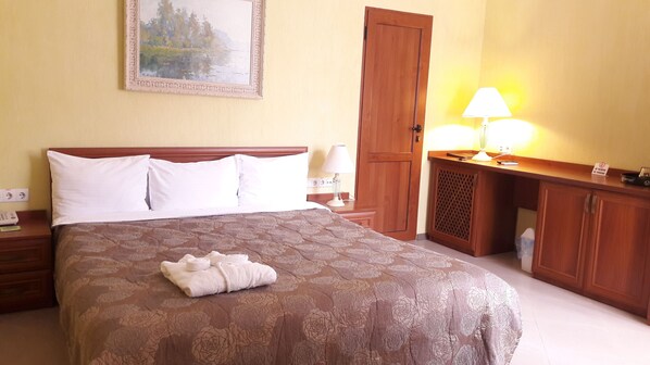 Dobbeltrom – standard (separate entrance) | Sengetøy av topp kvalitet, minibar, safe på rommet og skrivebord