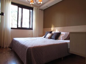 Căn hộ, 2 giường đôi | 1 phòng ngủ, bàn, màn/rèm cản sáng, bàn ủi/dụng cụ ủi quần áo 