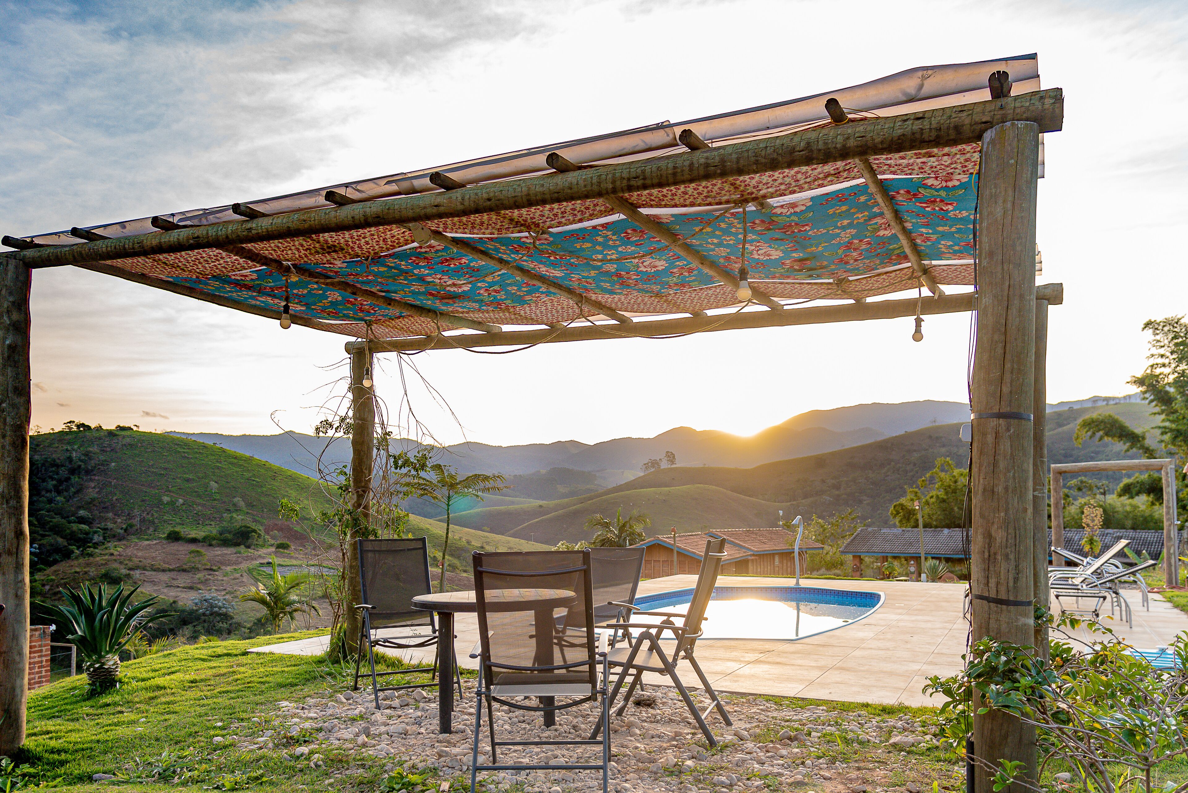 Piscina externa, funciona das 9h às 21h, guarda-sóis, espreguiçadeiras