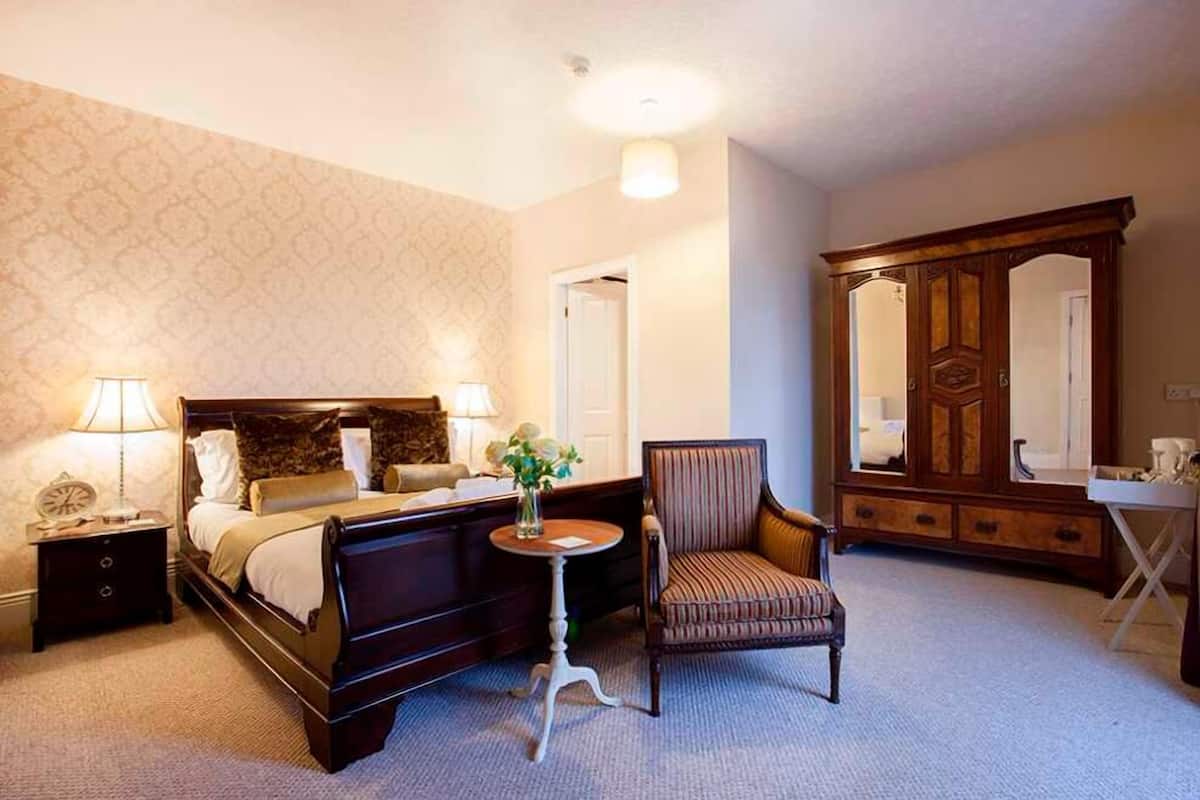 Premium bedding, iron/ironing board, free WiFi