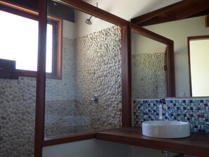 Suite, Sea View | Bathroom | Shower, hair dryer, bidet, towels - Pousada Lagoa do Cassange (Maraú)