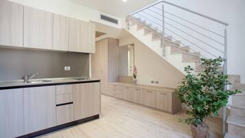 Appartement, 1 slaapkamer | Privékitchenette | Een koelkast, een microgolfoven, een kookplaat, een vaatwasser