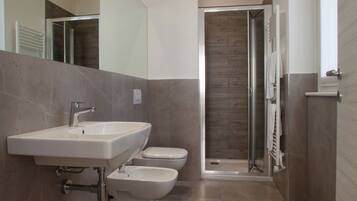 Appartement, 1 slaapkamer | Badkamer | Een douche, gratis toiletartikelen, een haardroger, pantoffels