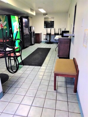 Lobby sitting area - Red Carpet Inn Jeffersonville (Clarksville)