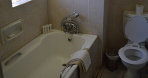 深泡浴缸、免费洗浴用品、毛巾