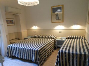 Triple Room | In-room safe, desk, soundproofing, free WiFi - Hotel Stipino (Lucca)