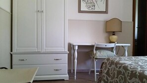 客房内保险箱、办公桌、隔音、免费 WiFi