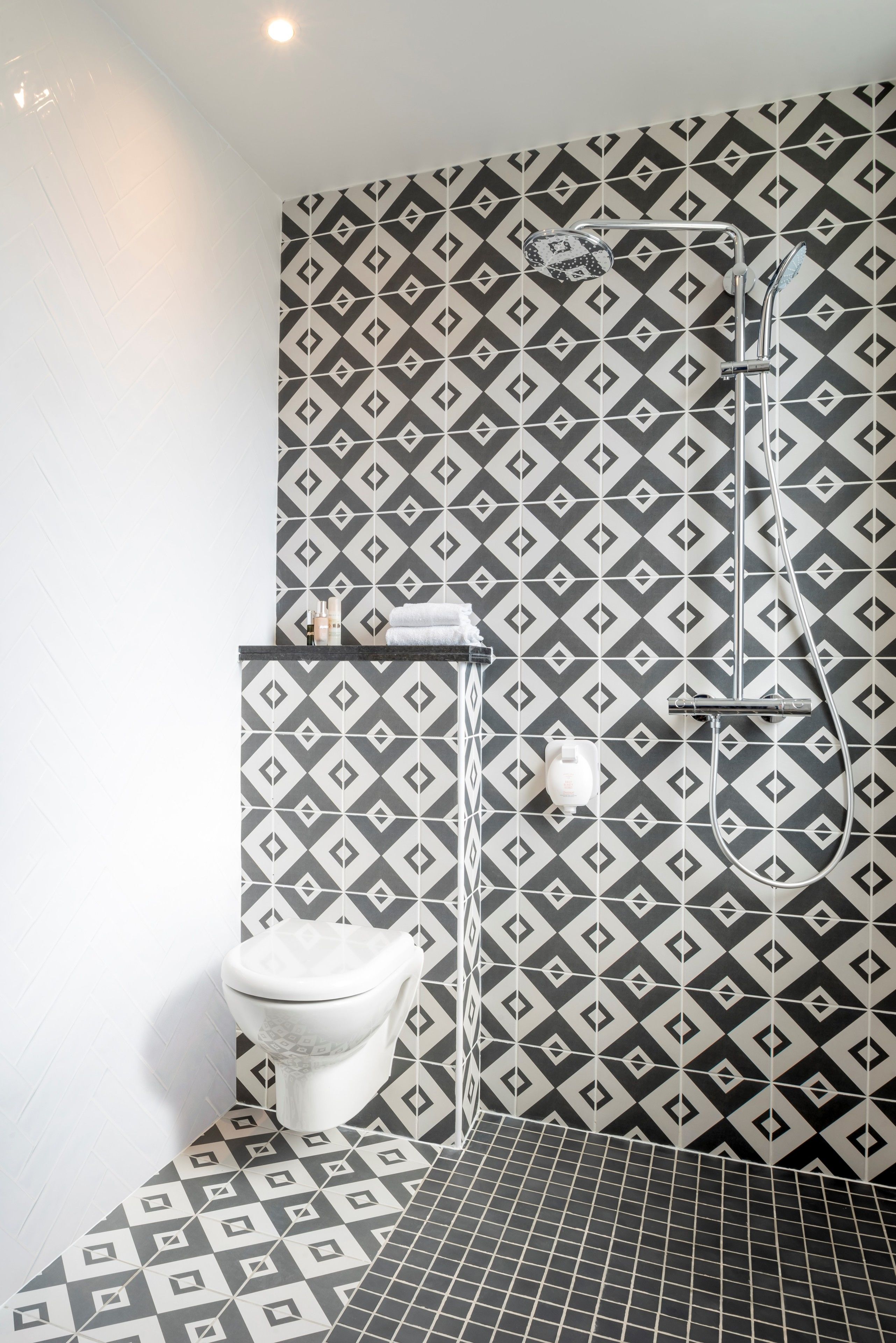 superior twin room, 2 single beds | bathroom | shower, free toiletries, hair dryer, towels