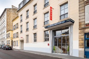 Front of property - Hotel Des Lys (Versailles)