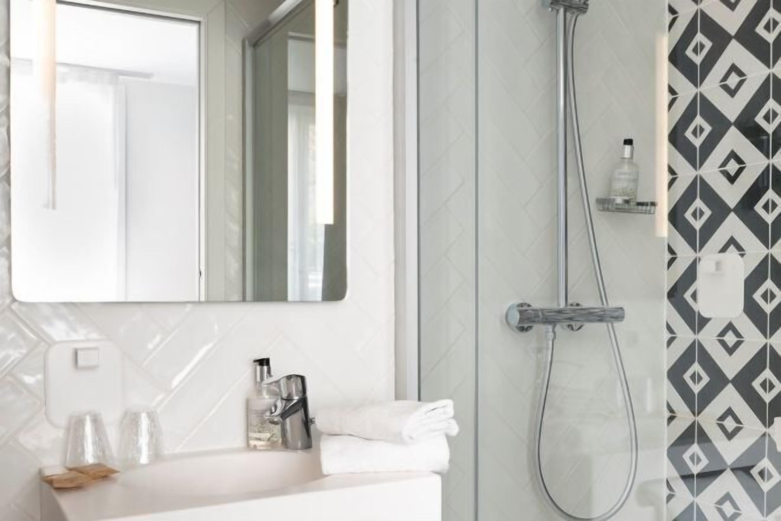 Regadera, amenidades de baño gratuitas, secadora de cabello, toallas 