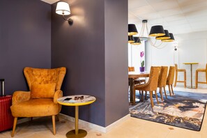 Lobby sitting area - Hotel Des Lys (Versailles)