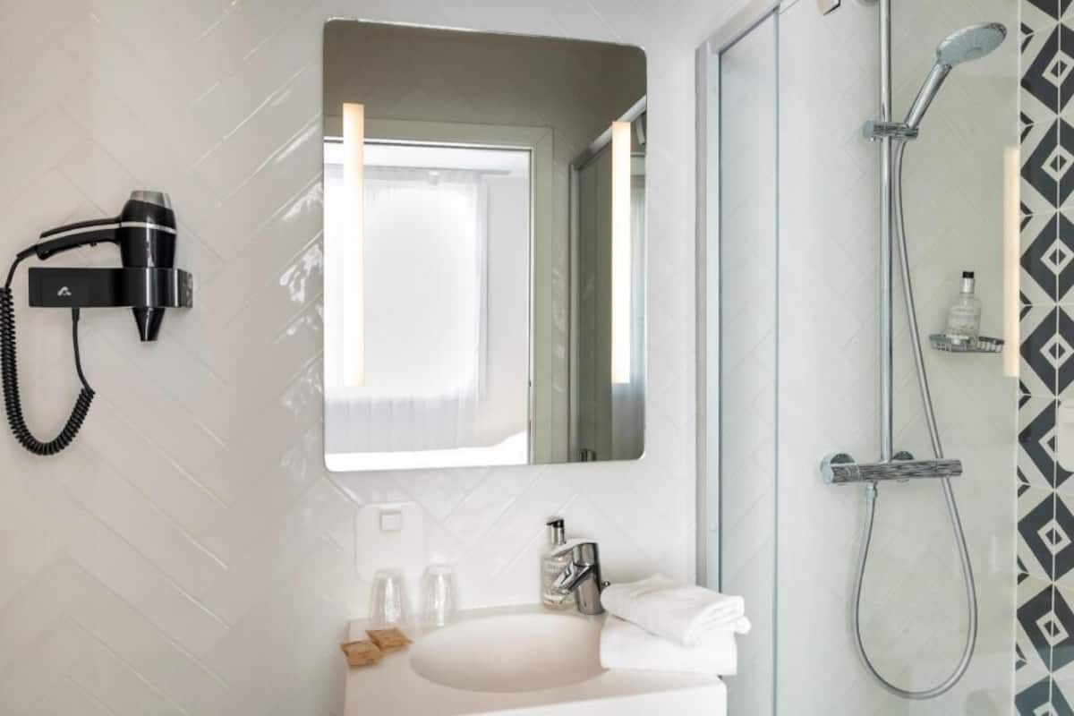 Salle de bain | Douche, articles de toilette gratuits, sĂšche-cheveux