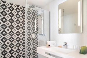 Habitación triple | Baño | Ducha, artículos de higiene personal gratuitos y secador de pelo