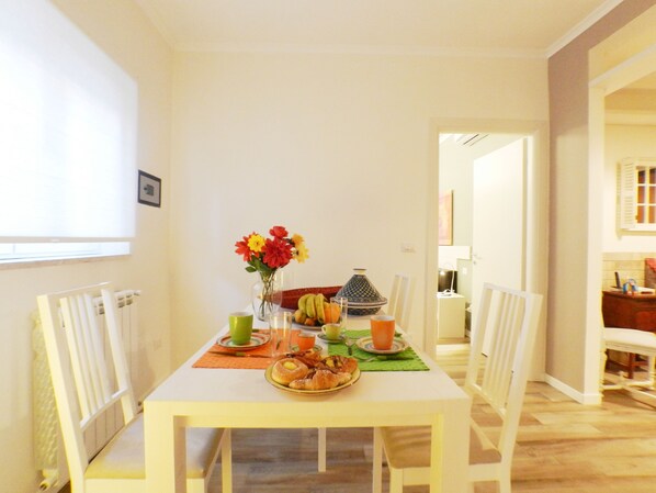 Apartment, 1 Bedroom, Jetted Tub | In-room dining