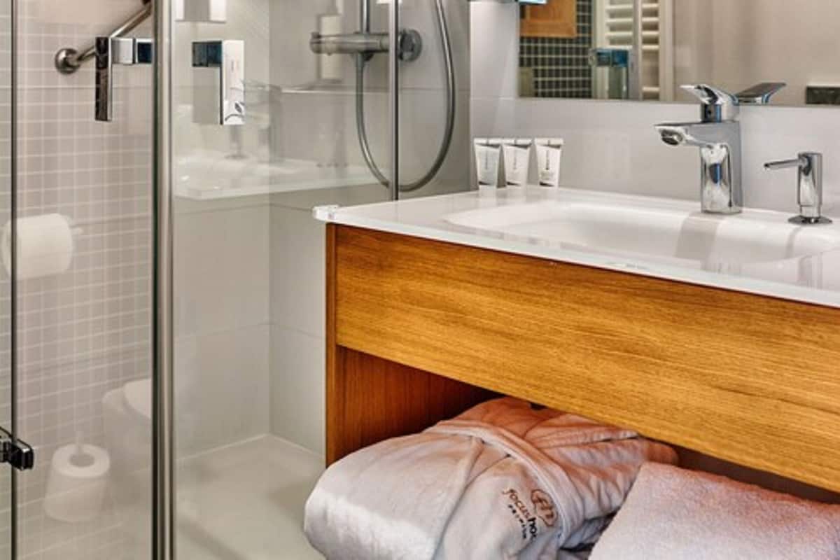 shower, free toiletries, hair dryer, towels