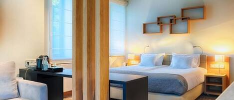 1 kamar tidur, seprai premium, brankas, dan meja kerja