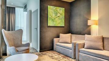 Appartement Exécutif, terrasse | Literie de qualité supérieure, coffres-forts dans les chambres, bureau