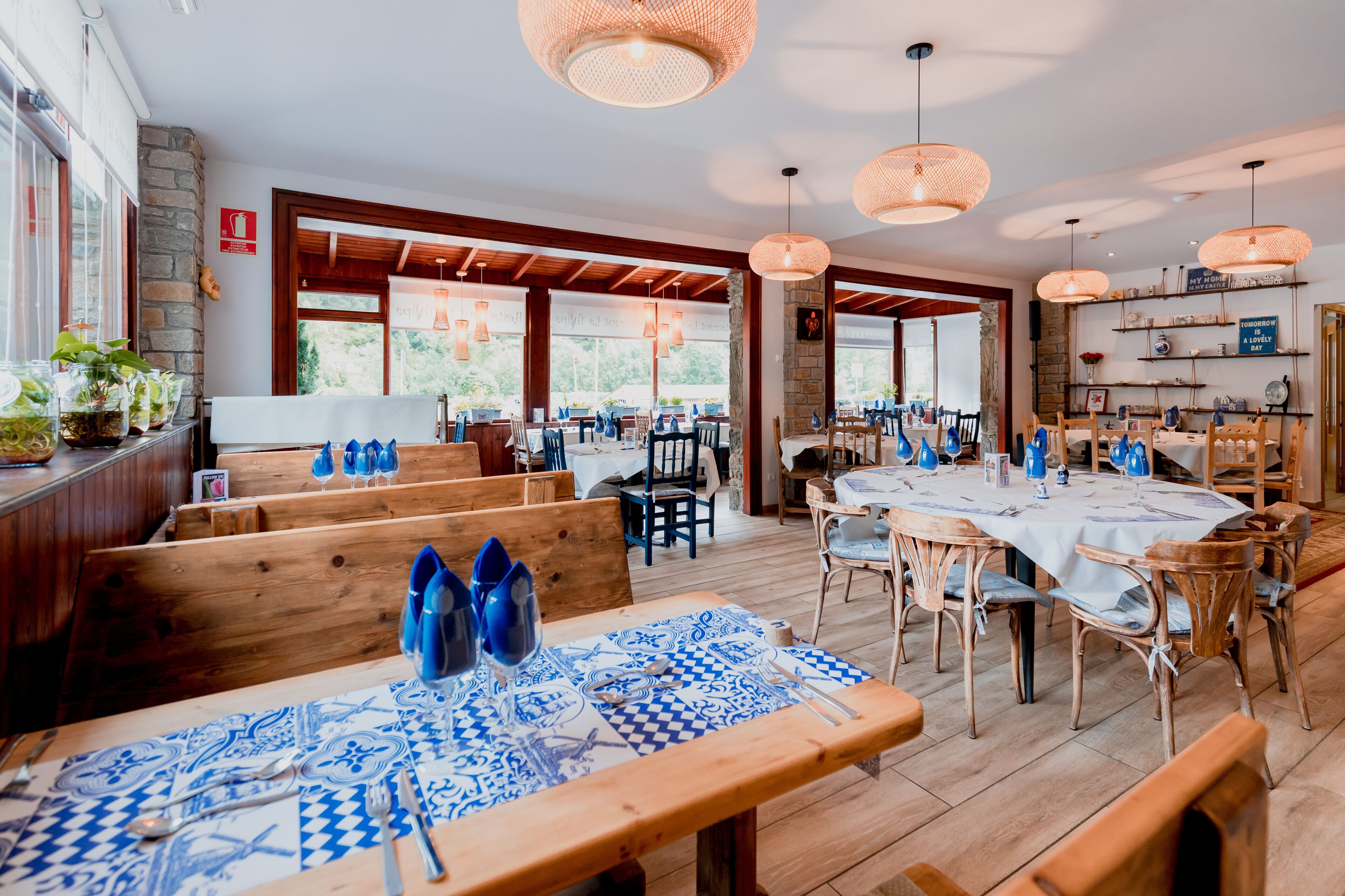 每日供应自助式早餐（每人 EUR 12）