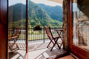 Apartment, 1 Bedroom | Blackout drapes, cribs/infant beds, free WiFi, bed sheets