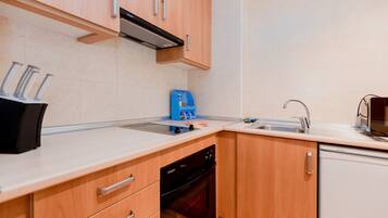 Apartamento, 1 habitación | Cocina privada | Frigorífico, cafetera o tetera y utensilios de cocina