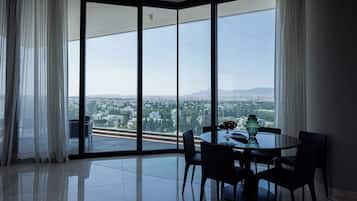 Luxury Apartment, 3 Bedrooms, Ensuite, City View | Premium bedding, in-room safe, individually decorated