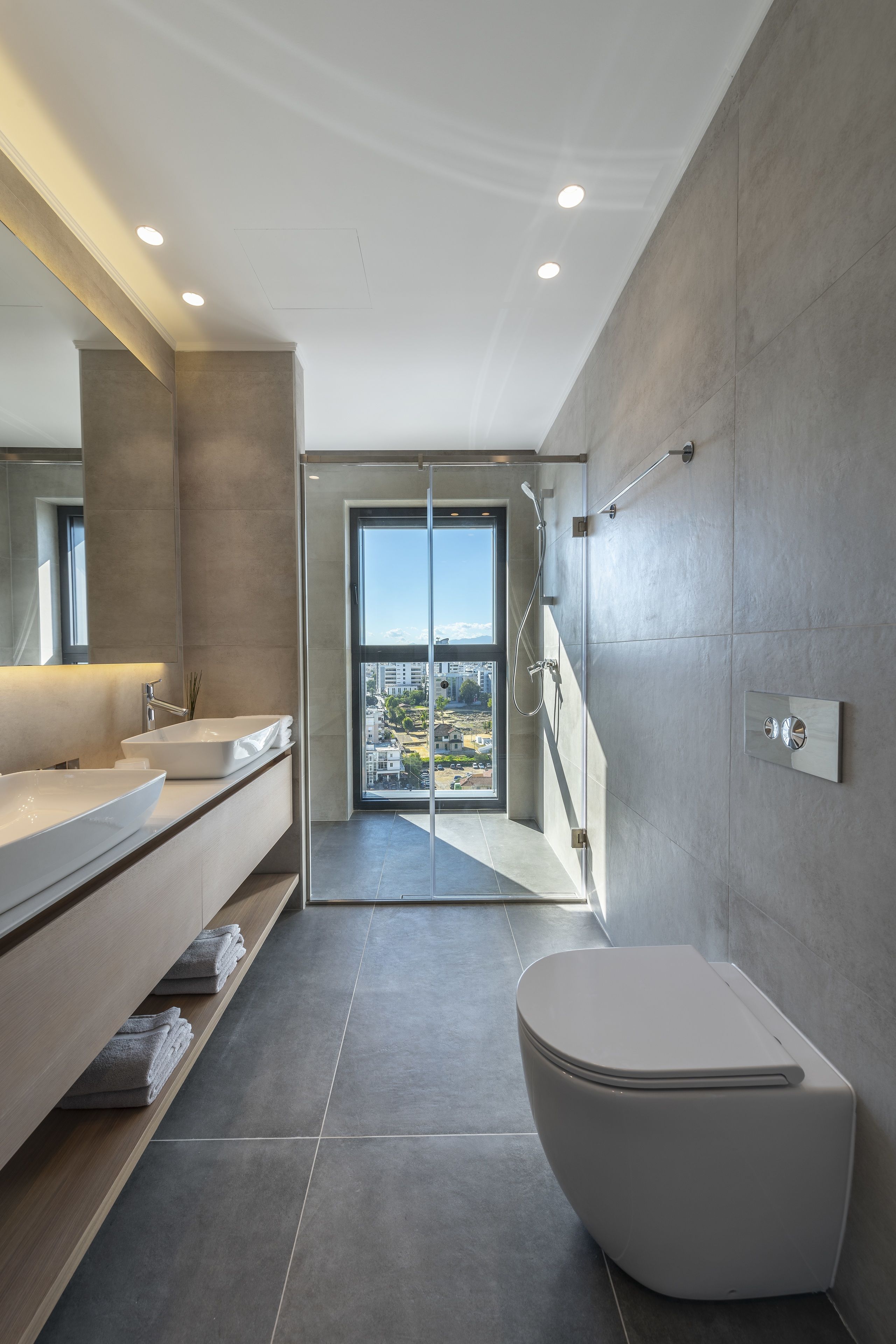 Luxury Apartment, 3 Bedrooms, Ensuite, City View | Bathroom | Separate tub and shower, free toiletries, hair dryer, bathrobes