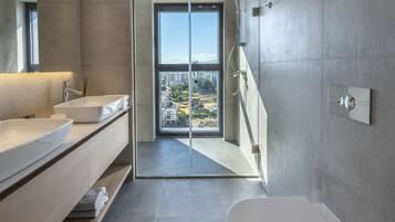 Luxury Apartment, 3 Bedrooms, Ensuite, City View | Bathroom | Separate tub and shower, free toiletries, hair dryer, bathrobes
