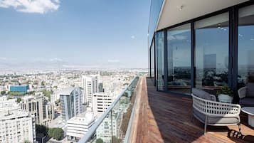 Luxury Penthouse, 3 Bedrooms, Ensuite, City View | 3 bedrooms, premium bedding, in-room safe, individually decorated