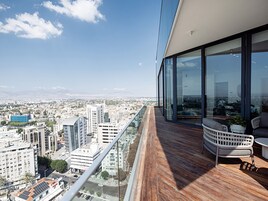 Ático de lujo, 3 habitaciones, baño privado, vistas a la ciudad | Ropa de cama de alta calidad, caja fuerte, decoración individual