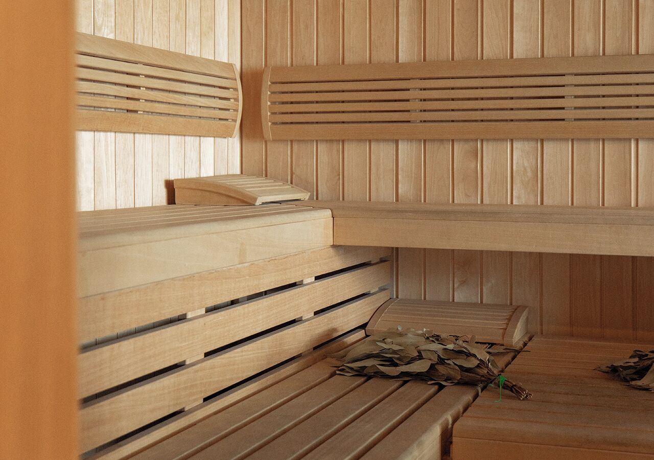 Eine Sauna mit Holzbänken und einem Handtuchhalter.
