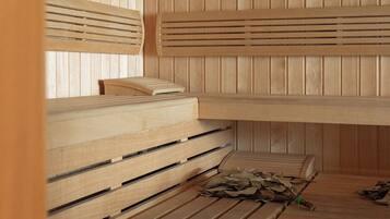 Eine Sauna mit Holzbänken und einem Handtuchhalter.