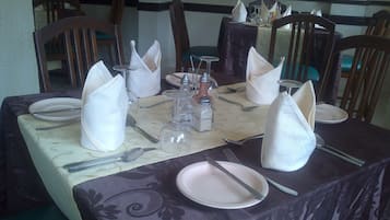 Se sirven desayunos, comidas, cenas y cocina local e internacional