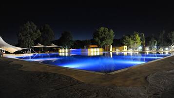 Een seizoensgebonden buitenzwembad